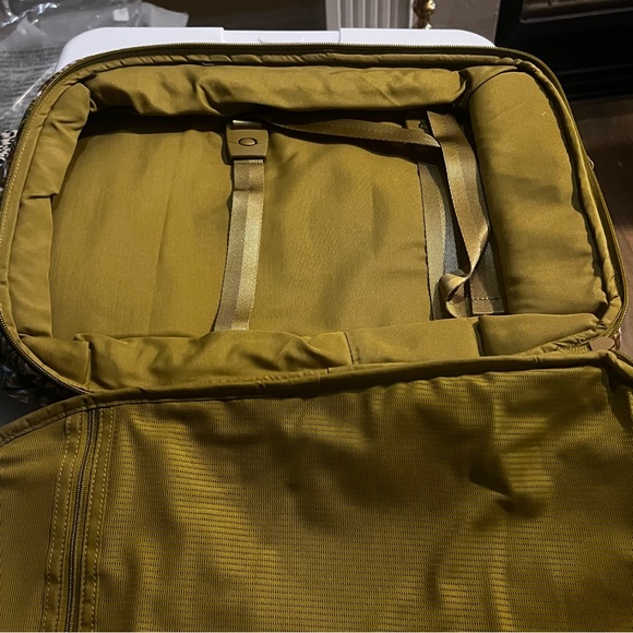 Vera Bradley Lay Flat Travel Backpack. NWT. Buta Spray paisley print.  Cotton - Picture 9 of 12